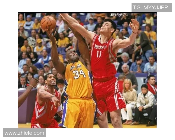 姚明在NBA赛场上与队友击掌的瞬间展现团队精神与默契配合